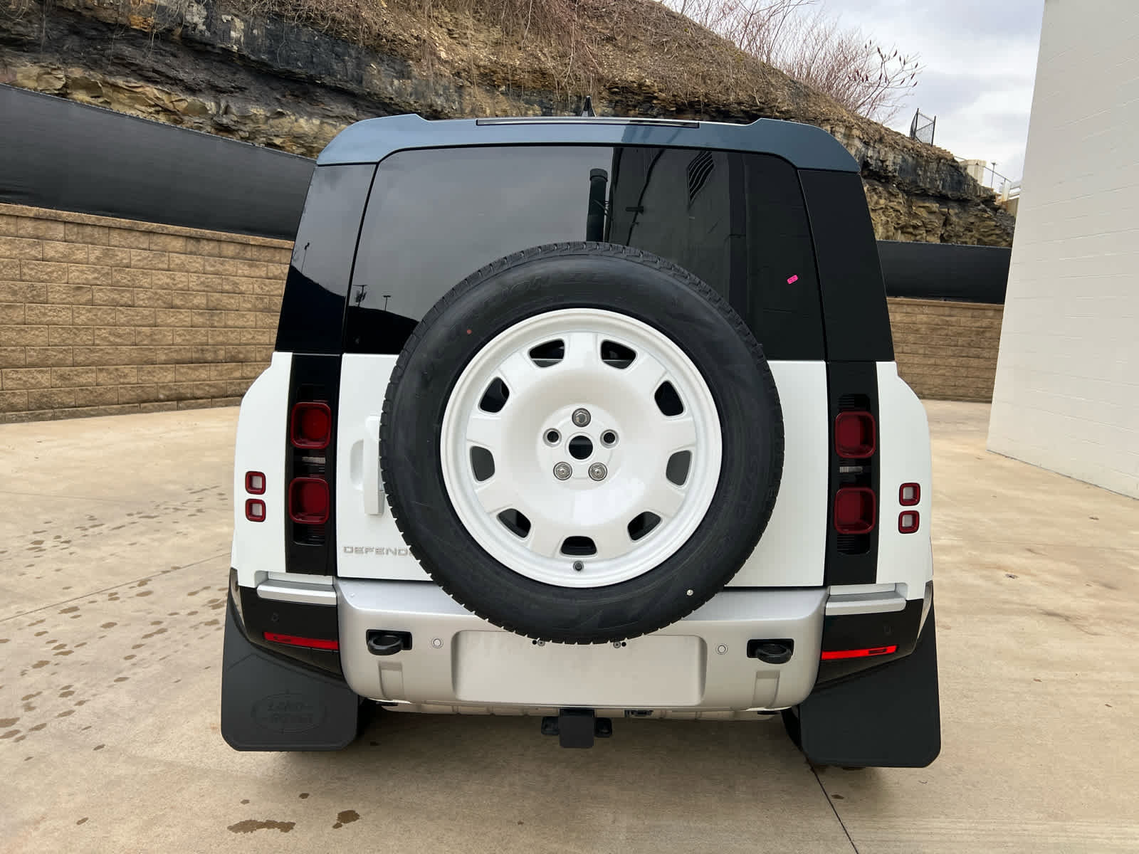 Used 2025 Land Rover Defender 110 S image 4