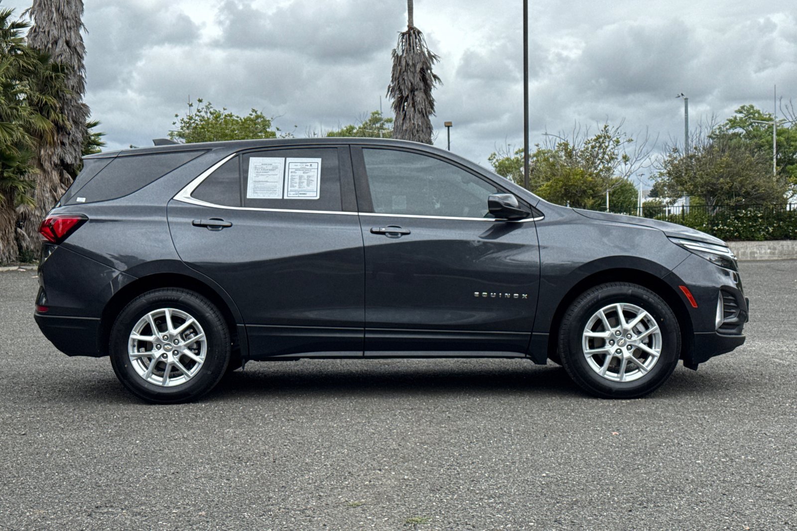Used 2022 Chevrolet Equinox LT w/ LPO, Floor Liner Package FWD image 2