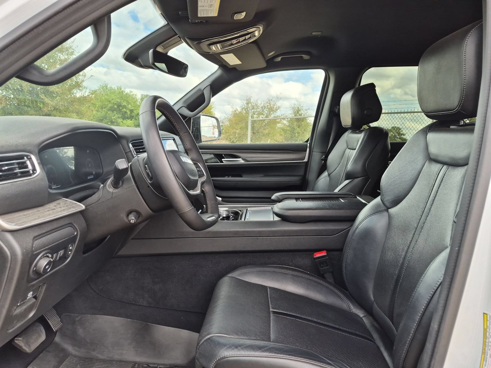 Used 2024 Jeep Wagoneer L Series II w/ Flexible Seating Group RWD image 9