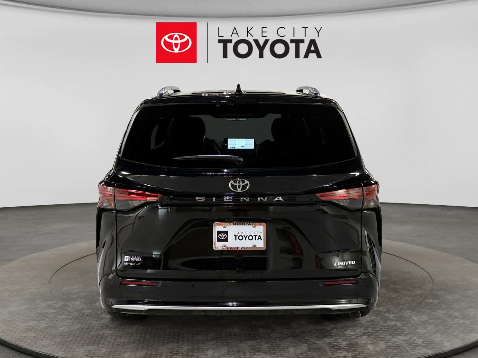 Used 2026 Toyota Sienna Limited FWD image 5