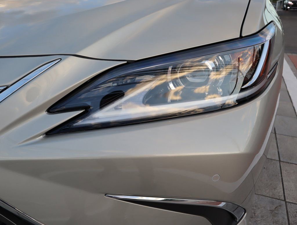 Used 2025 Lexus ES 300h w/ Premium Package FWD image 11