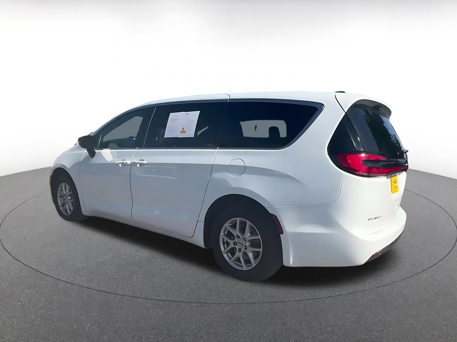 Used 2025 Chrysler Pacifica Select FWD image 9