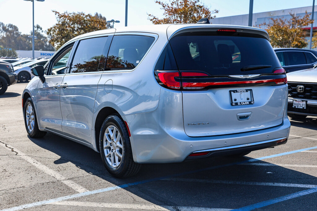 Used 2024 Chrysler Pacifica Touring-L FWD image 23