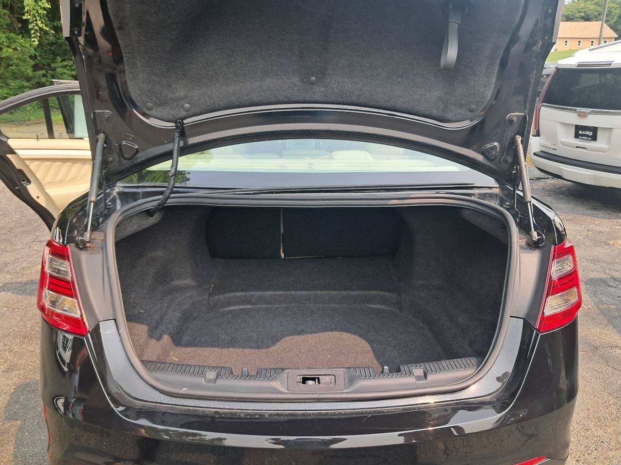 Used 2017 Ford Taurus SE FWD image 22