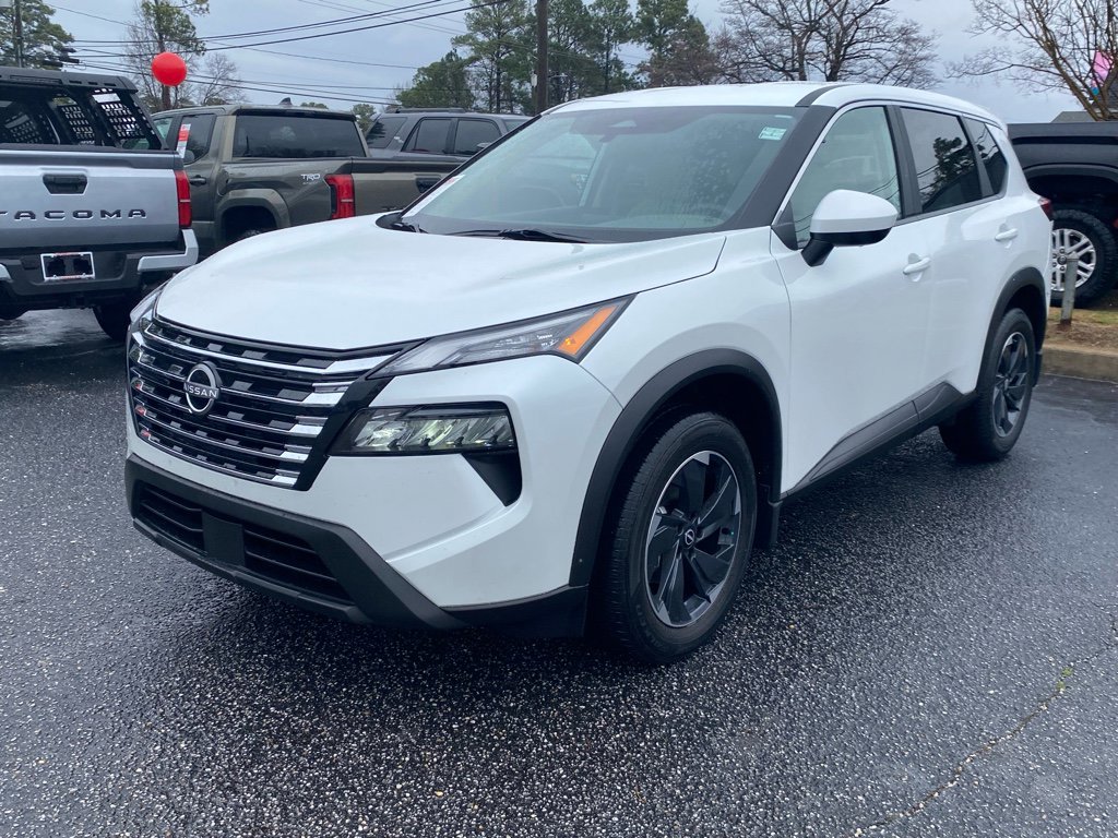 Used 2024 Nissan Rogue SV image 2