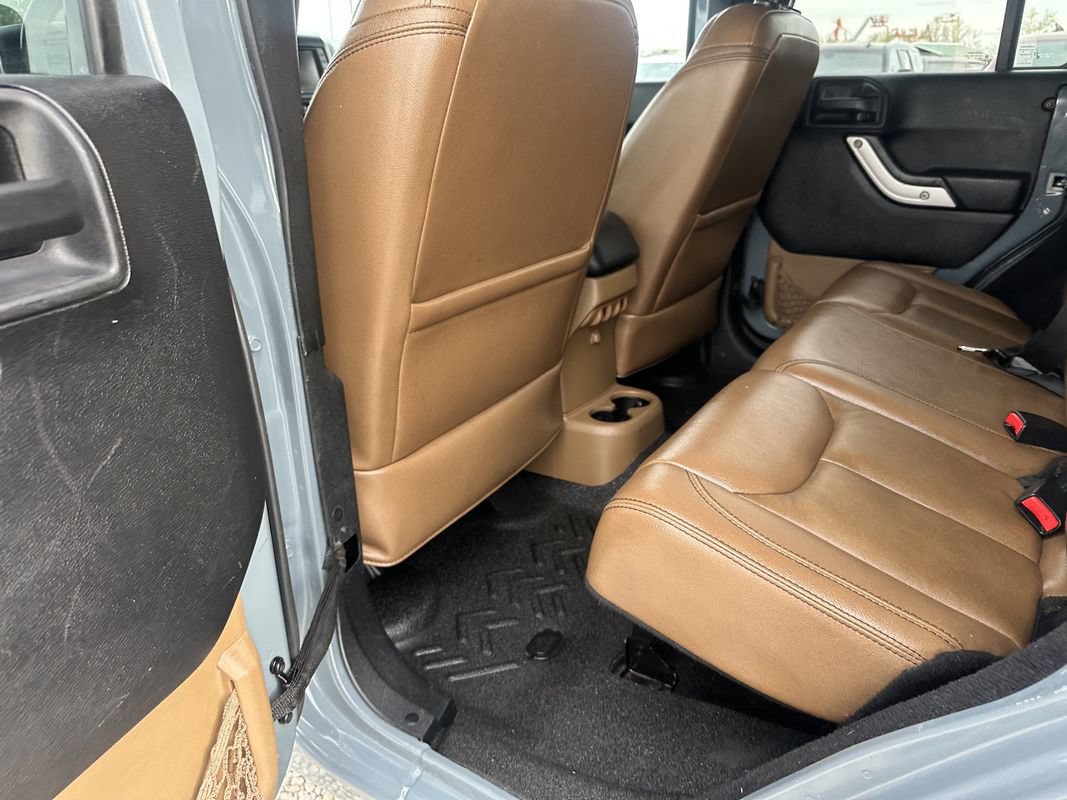 Used 2014 Jeep Wrangler Unlimited Sahara w/ Connectivity Group AWD/4WD image 28