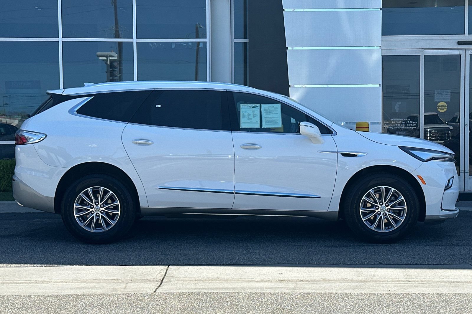 Used 2023 Buick Enclave Essence FWD image 3