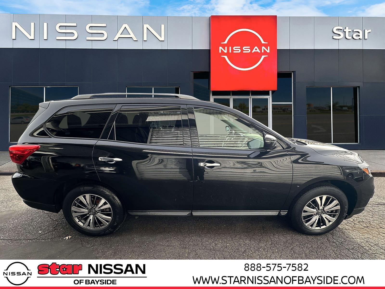 Used 2019 Nissan Pathfinder SV image 2
