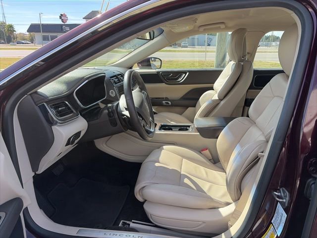 Used 2017 Lincoln Continental Select image 9