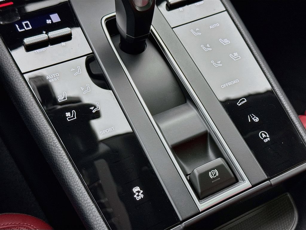 Certified 2025 Porsche Macan AWD/4WD image 22