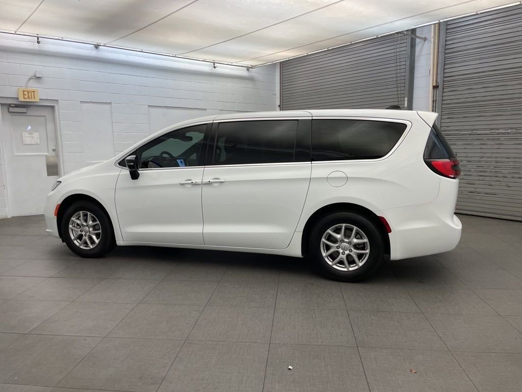 New 2026 Chrysler Pacifica Select FWD image 5