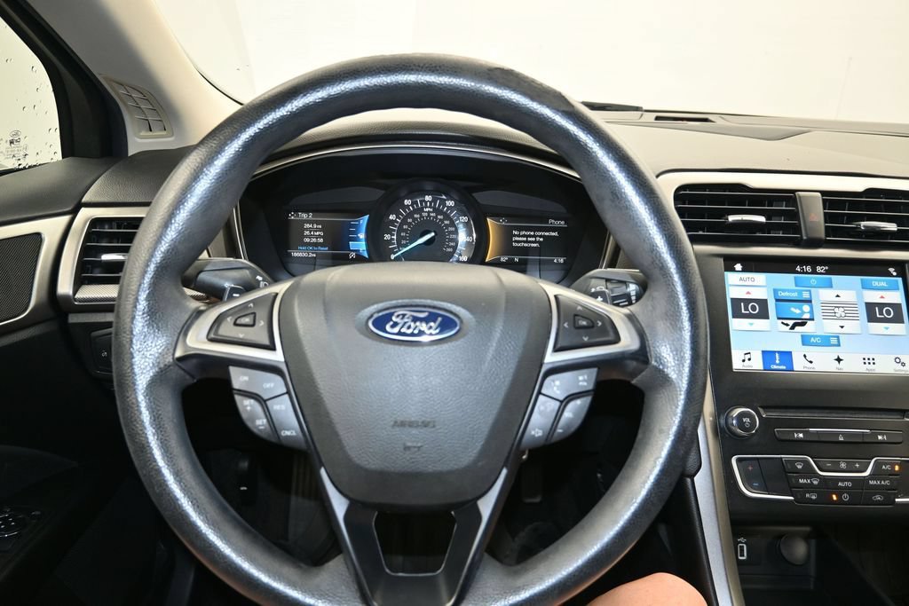 Used 2018 Ford Fusion SE w/ Fusion SE Technology Package FWD image 13