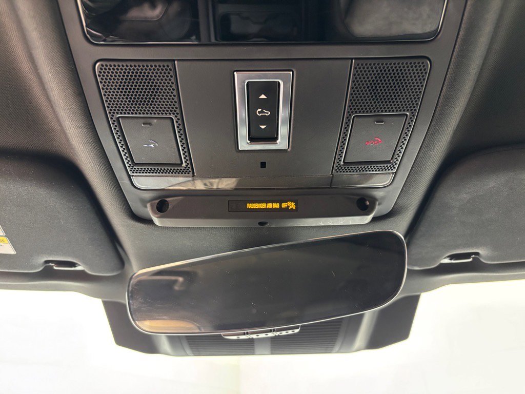 Used 2023 Land Rover Defender 110 X-Dynamic SE image 12