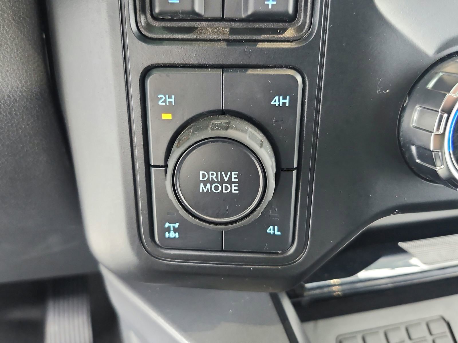 Used 2025 Ford F250 Lariat w/ Black Appearance Package AWD/4WD image 27