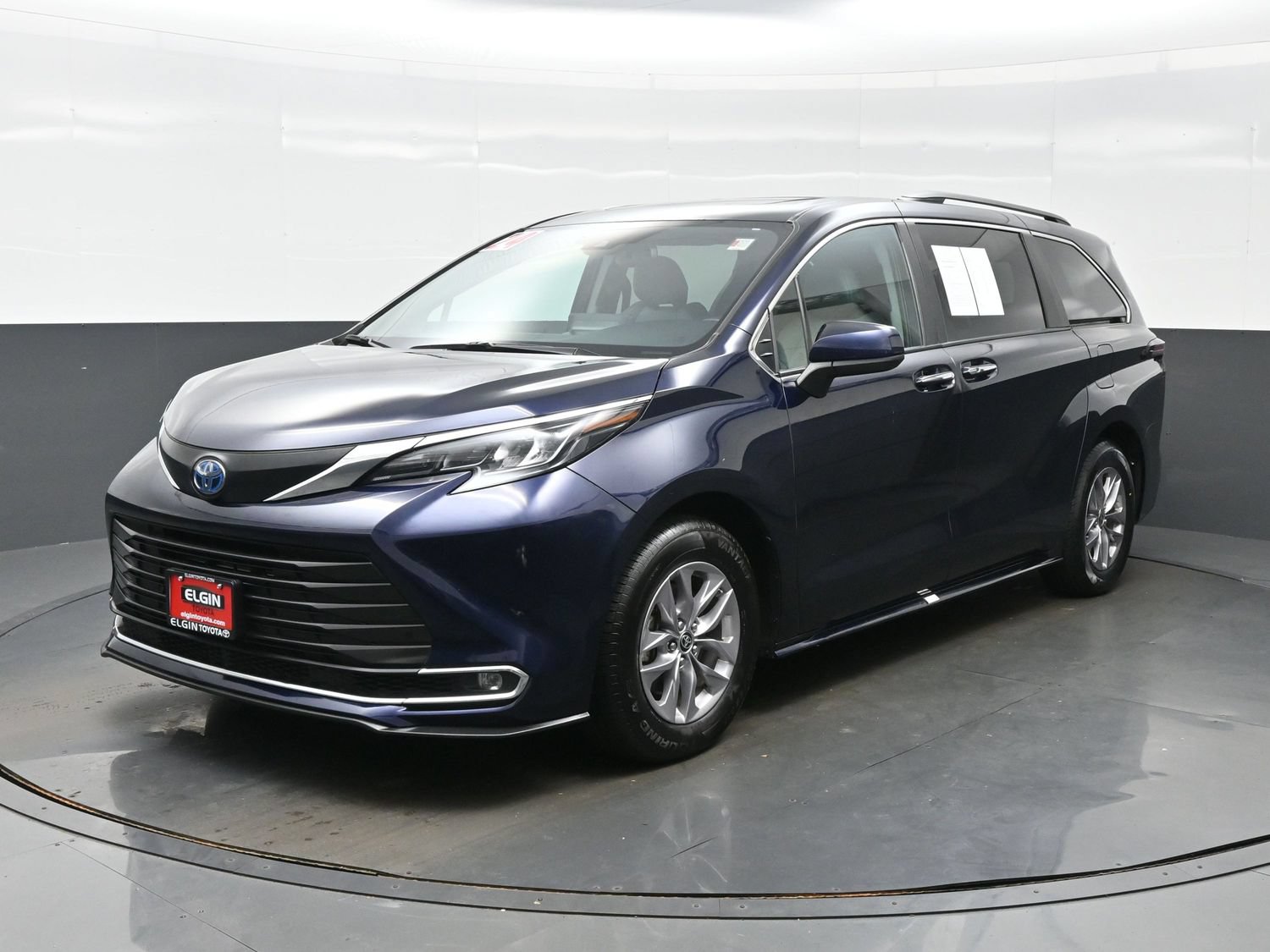 Used 2024 Toyota Sienna XLE FWD image 2