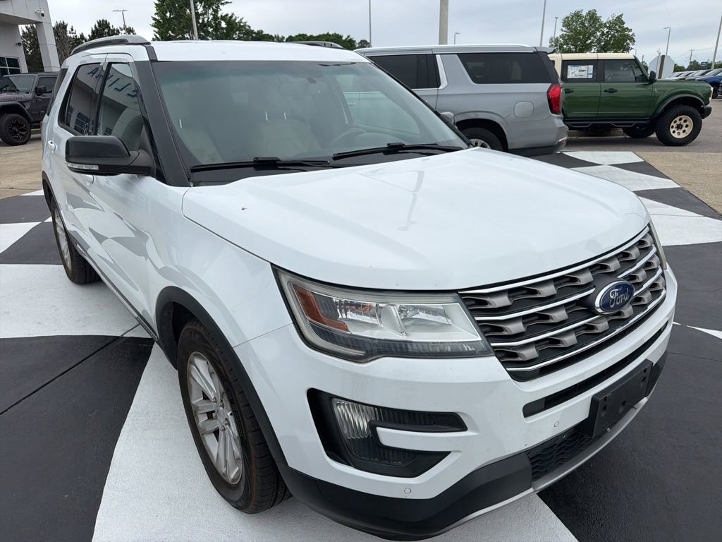 Used 2016 Ford Explorer XLT w/ Equipment Group 202A FWD image 3