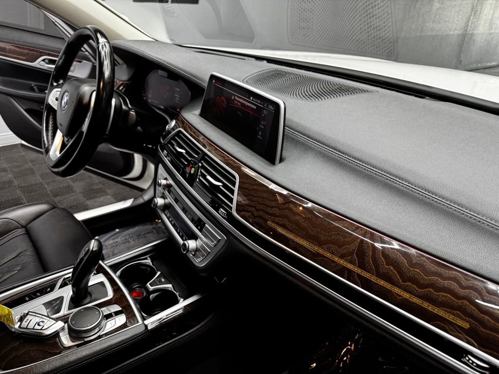 Used 2021 BMW 750i xDrive image 53