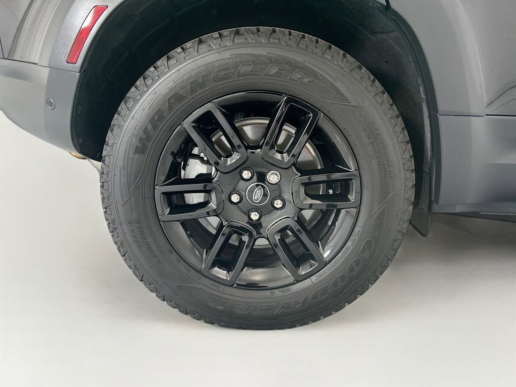 Used 2025 Land Rover Defender 110 S AWD/4WD image 32