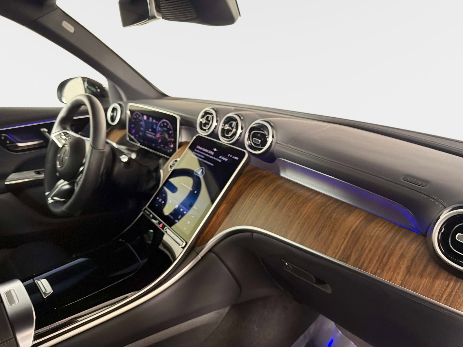 Used 2025 Mercedes-Benz GLC 300 4MATIC image 25