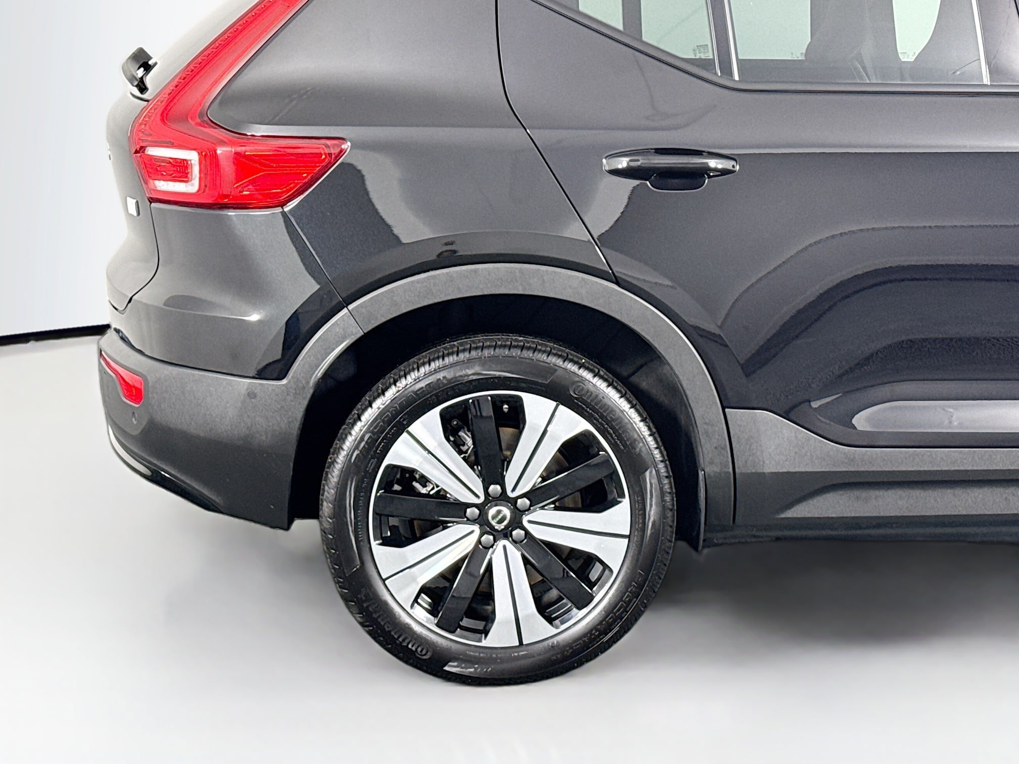 Used 2023 Volvo XC40 Recharge Plus AWD/4WD image 44