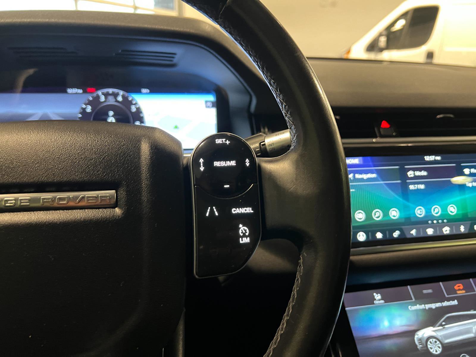 Used 2020 Land Rover Range Rover Evoque SE image 14
