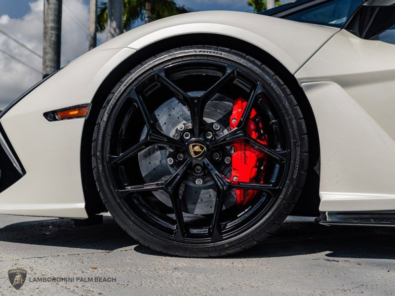 Used 2025 Lamborghini Revuelto image 31