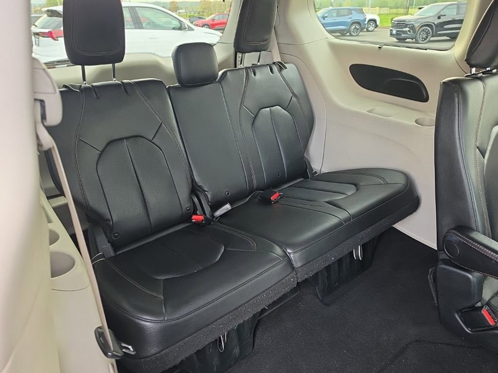 Used 2020 Chrysler Pacifica Touring-L FWD image 31