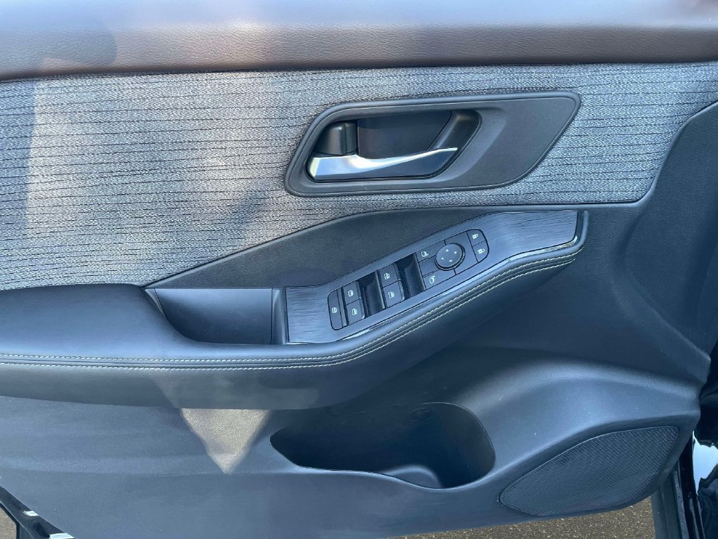Used 2023 Nissan Rogue SV FWD image 18