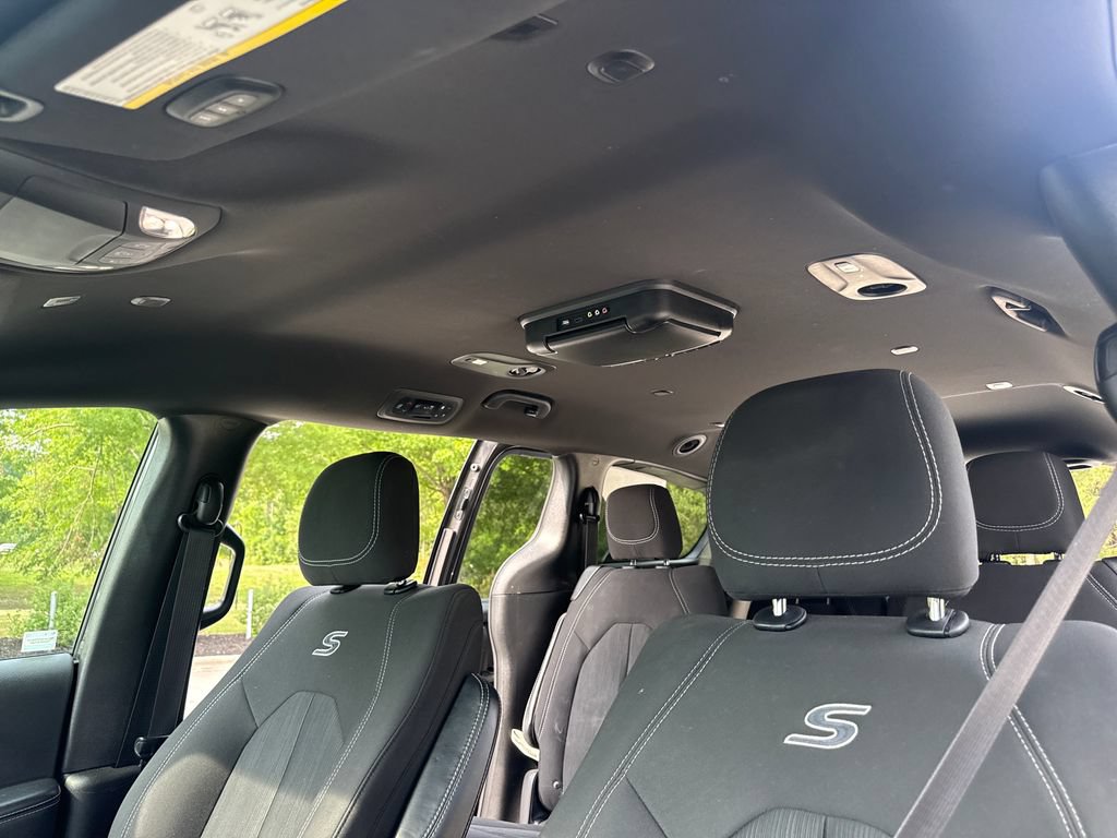 Used 2019 Chrysler Pacifica Touring Plus w/ S Appearance Package FWD image 30