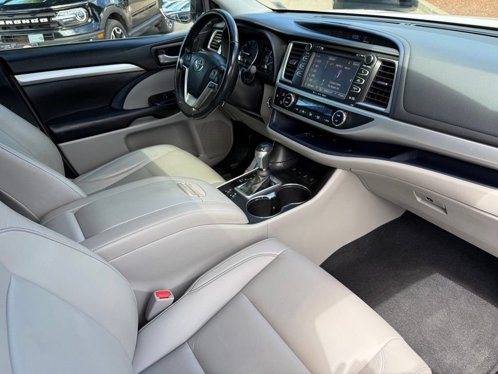 Used 2019 Toyota Highlander XLE AWD/4WD image 34