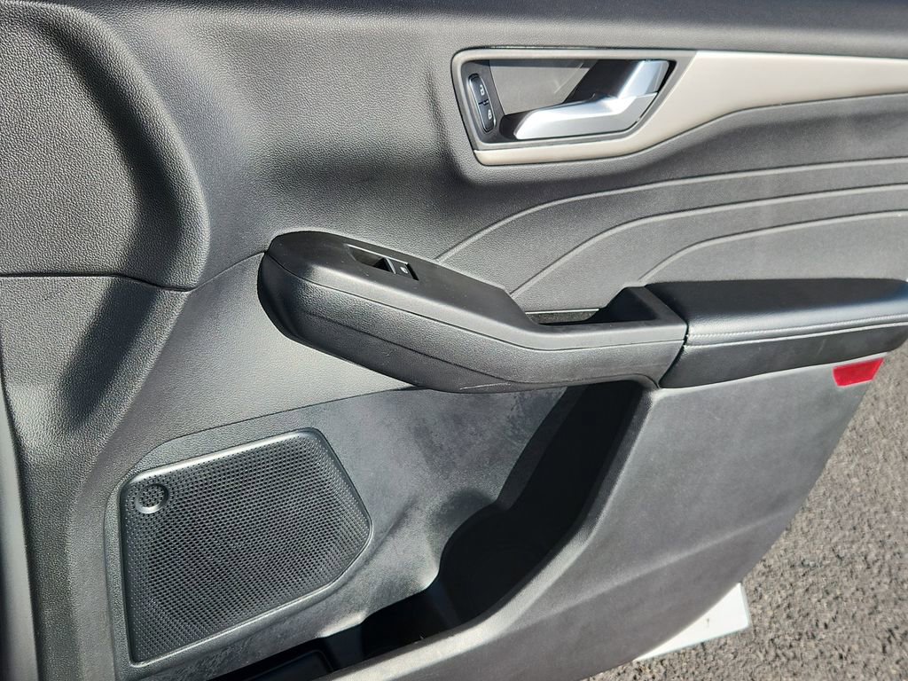 Used 2021 Ford Escape SE image 13