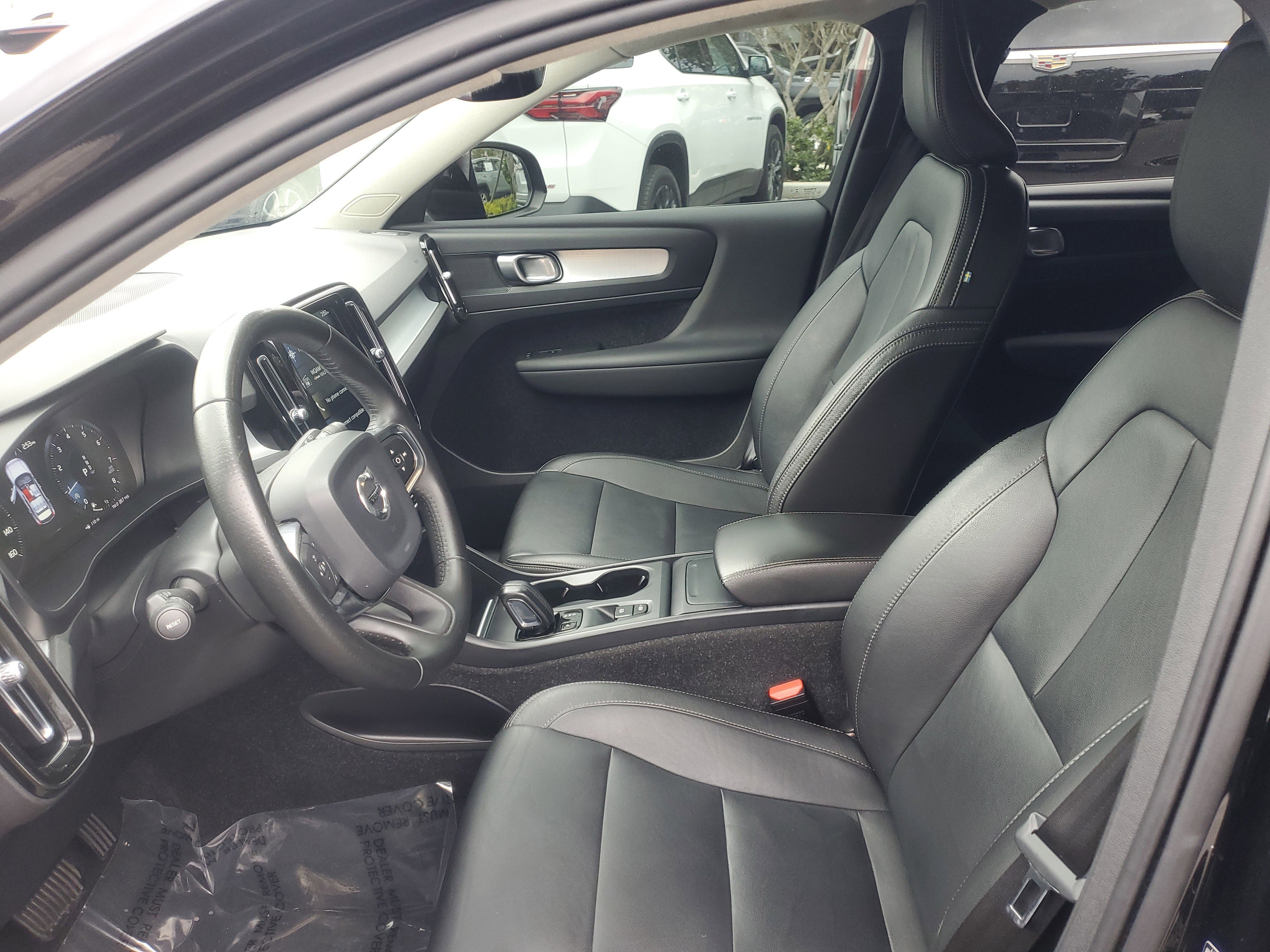 Used 2021 Volvo XC40 T4 Momentum w/ Protection Package Premier image 15