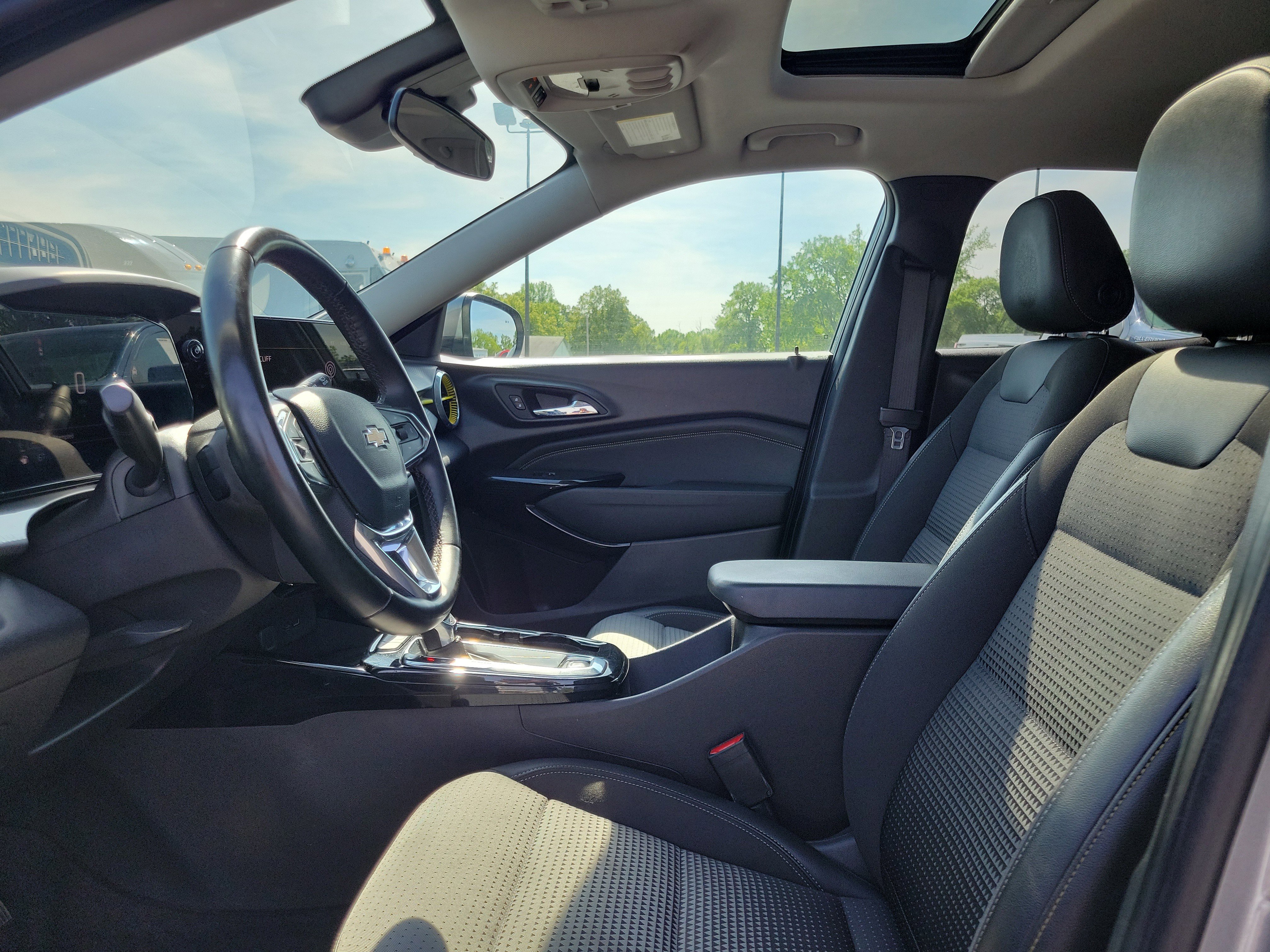Used 2024 Chevrolet Trax LT w/ Sunroof Package FWD image 15