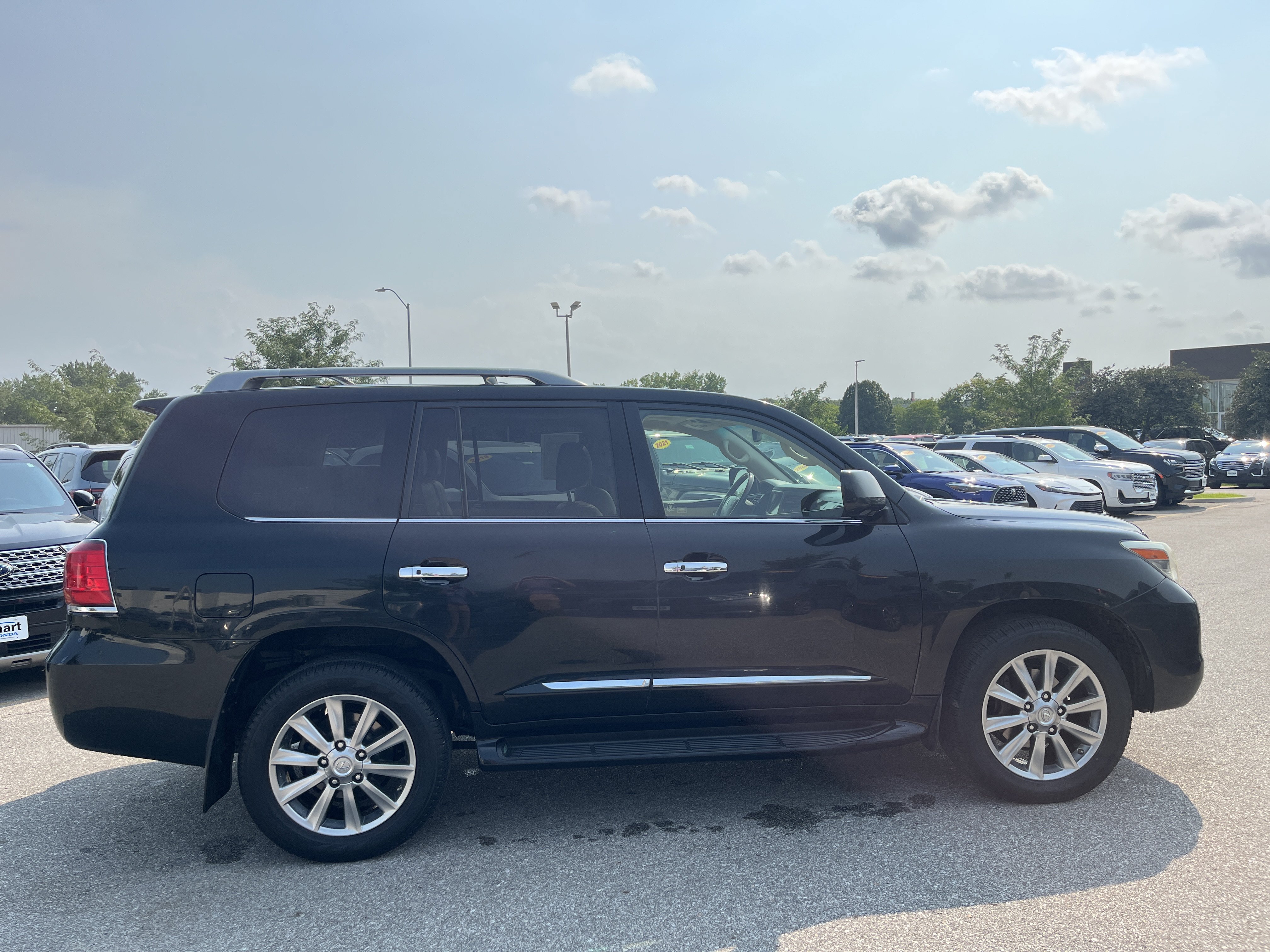 Used 2011 Lexus LX 570 4WD w/ Luxury Pkg image 4
