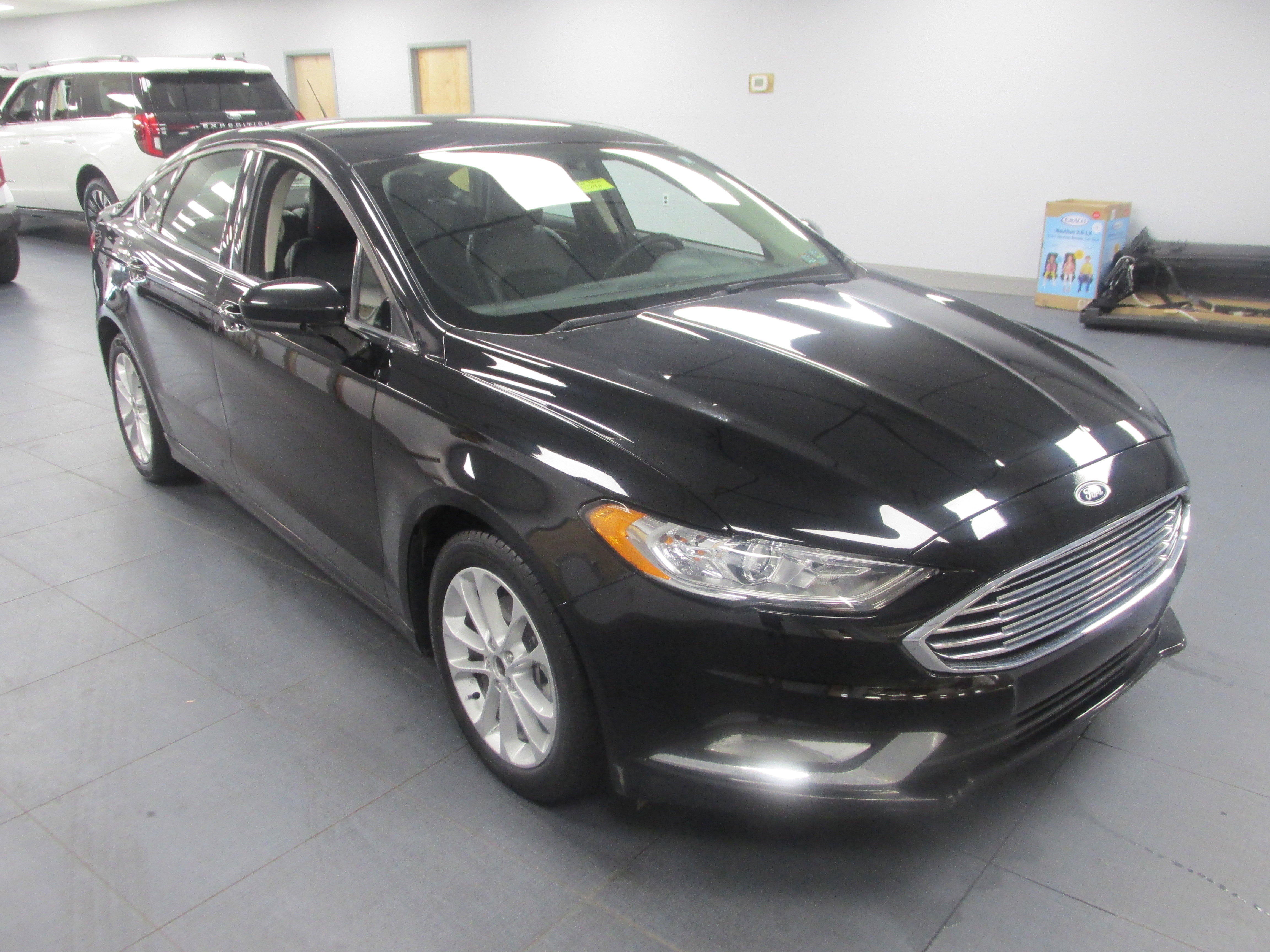 Used 2018 Ford Fusion SE w/ Equipment Group 201A FWD image 3