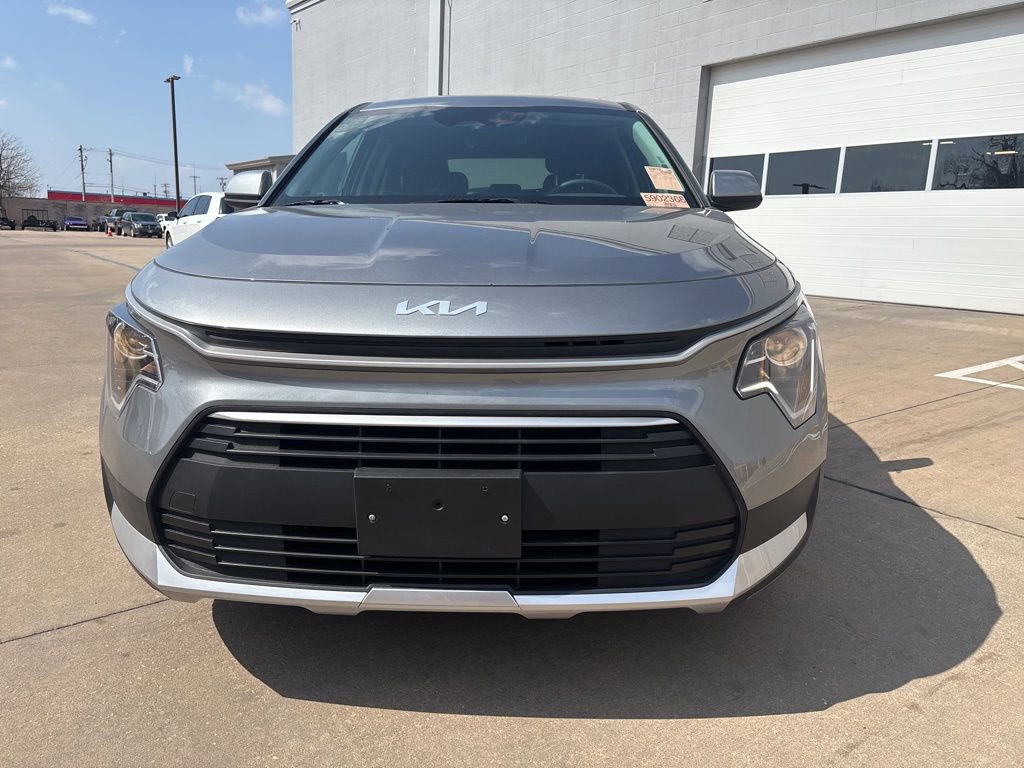 Used 2025 Kia Niro LX image 2