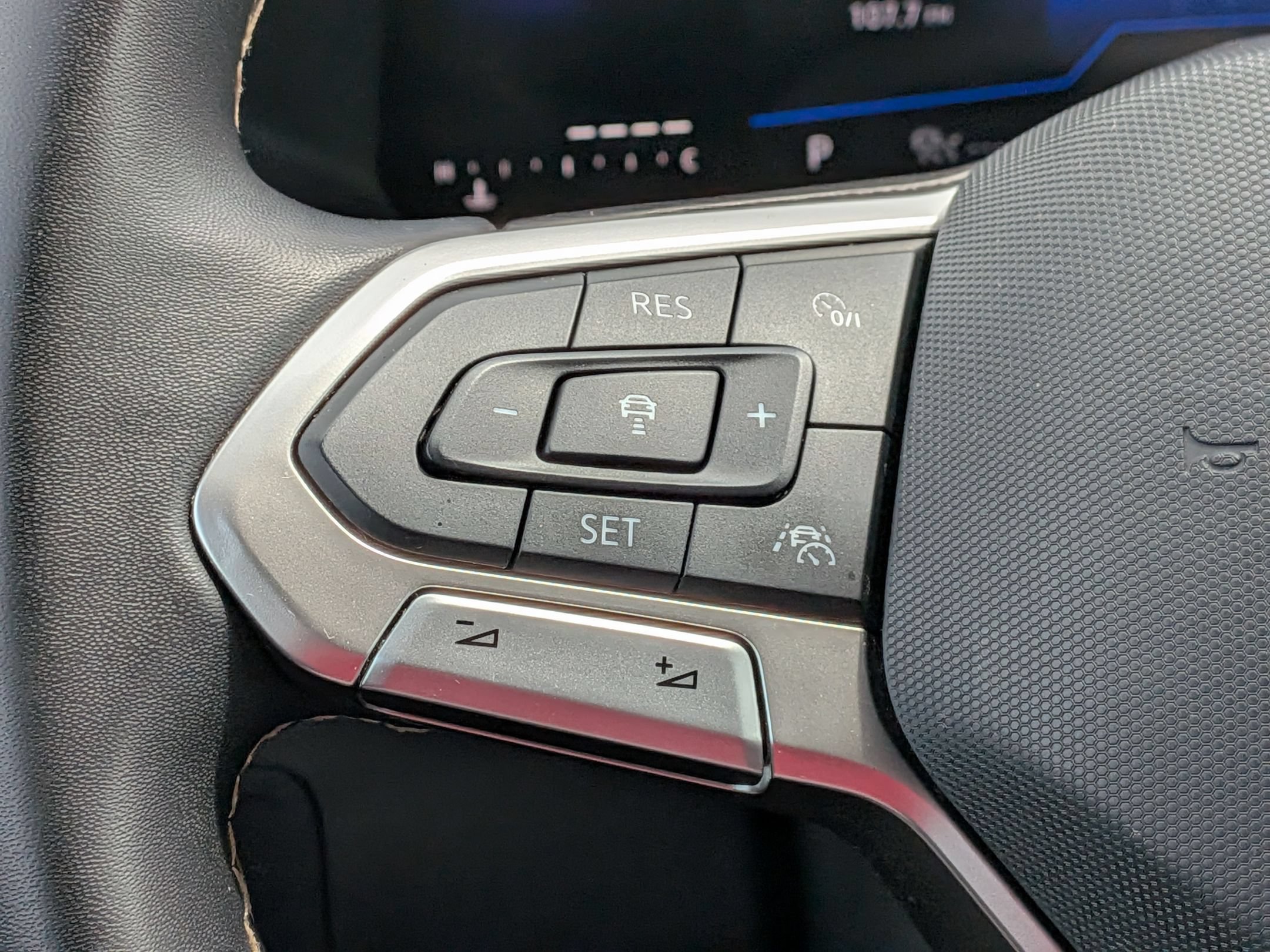 Used 2024 Volkswagen Tiguan SE FWD image 18