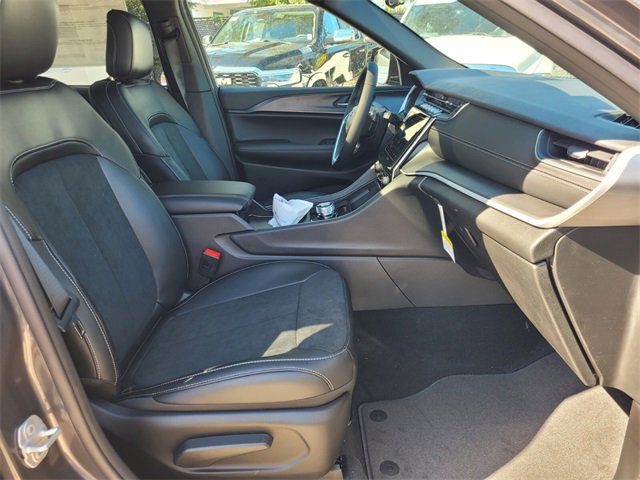 New 2025 Jeep Grand Cherokee Altitude image 15