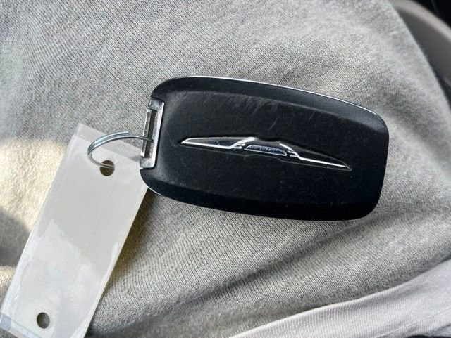 Used 2017 Chrysler Pacifica Touring-L FWD image 11