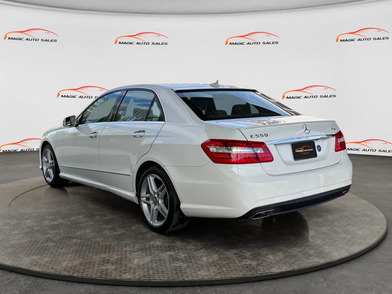 Used 2011 Mercedes-Benz E 550 4MATIC Sedan image 8