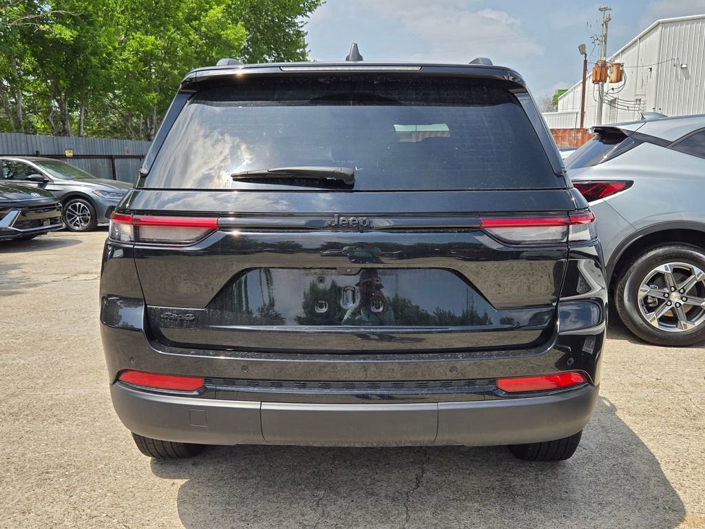 Used 2025 Jeep Grand Cherokee Altitude AWD/4WD image 3
