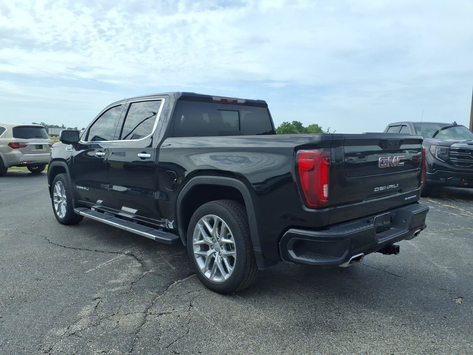 Used 2024 GMC Sierra 1500 Denali w/ Technology Package AWD/4WD image 3