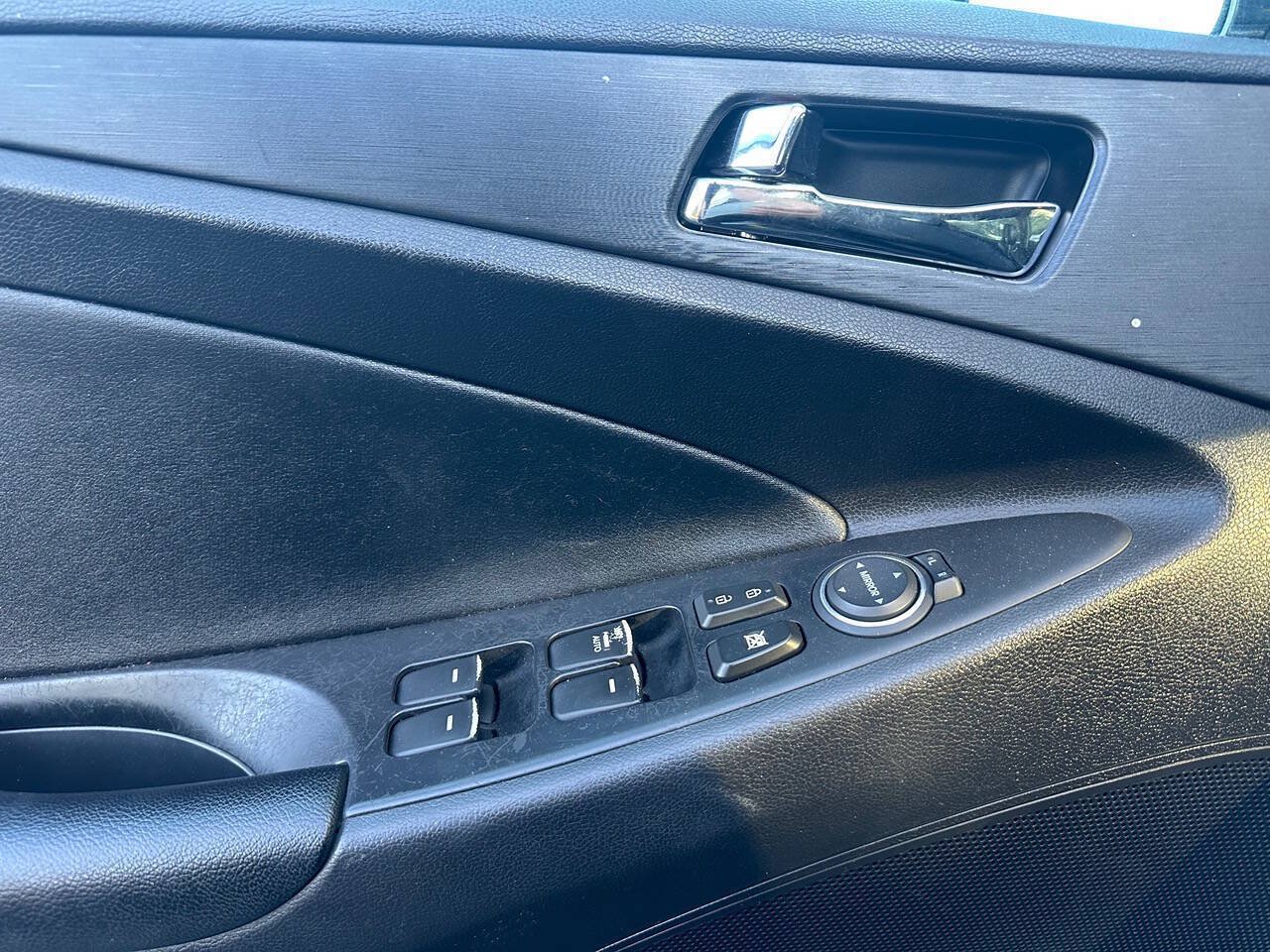 Used 2013 Hyundai Sonata SE w/ Navigation & Sunroof Pkg FWD image 16