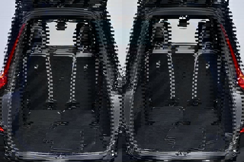 Certified 2025 Volvo XC90 B6 Plus image 33