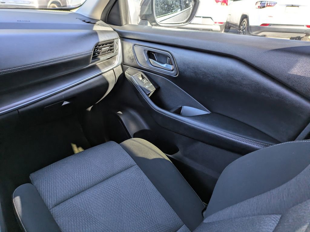 Used 2024 Nissan Rogue SV image 16