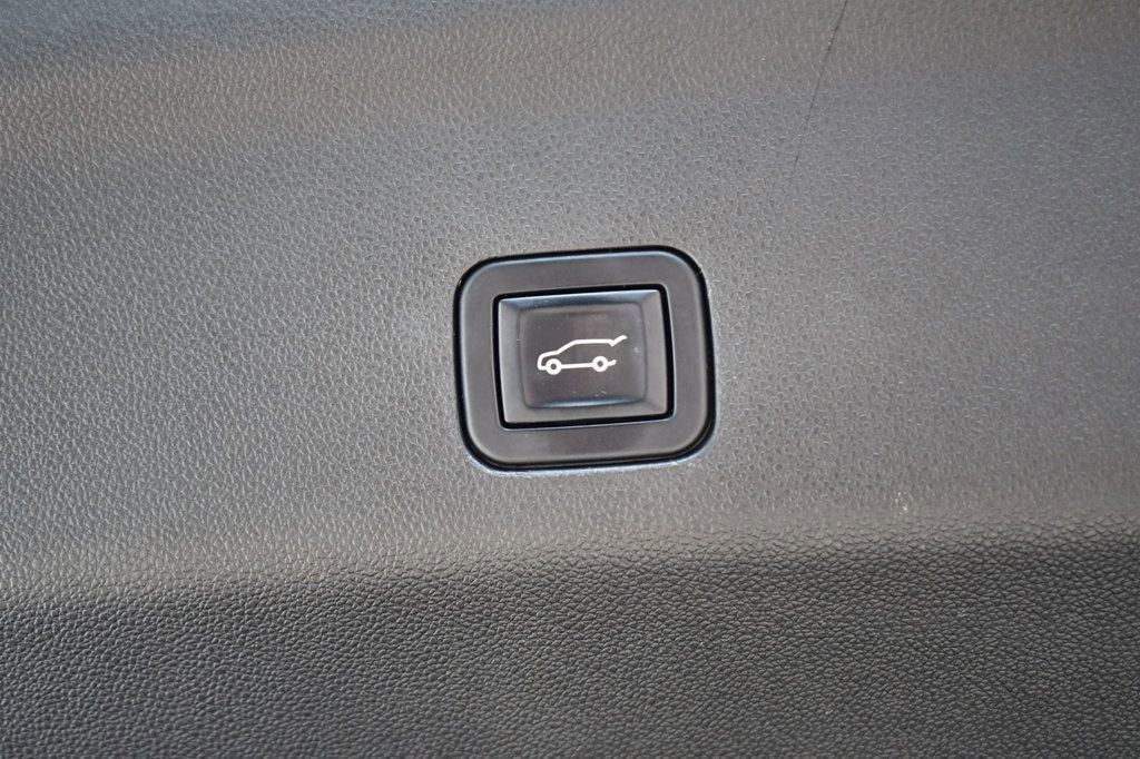 Used 2022 Chevrolet Suburban RST w/ Sport Performance Package image 10