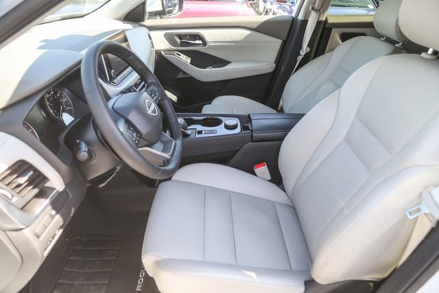 Used 2025 Nissan Rogue SV w/ SV Premium Package image 18