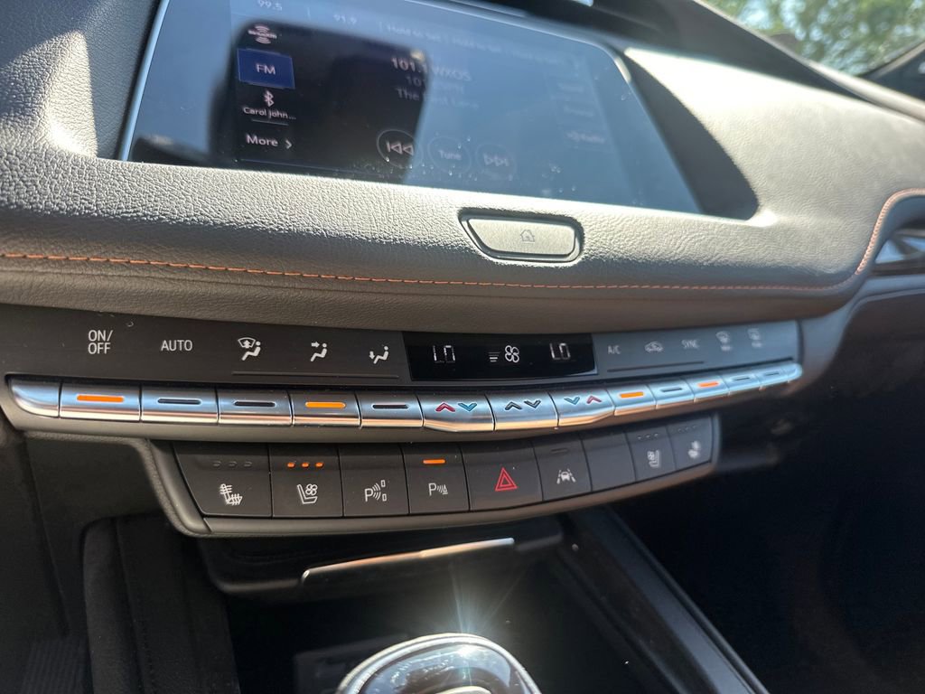 Used 2022 Cadillac XT4 Premium Luxury w/ Technology Package FWD image 16