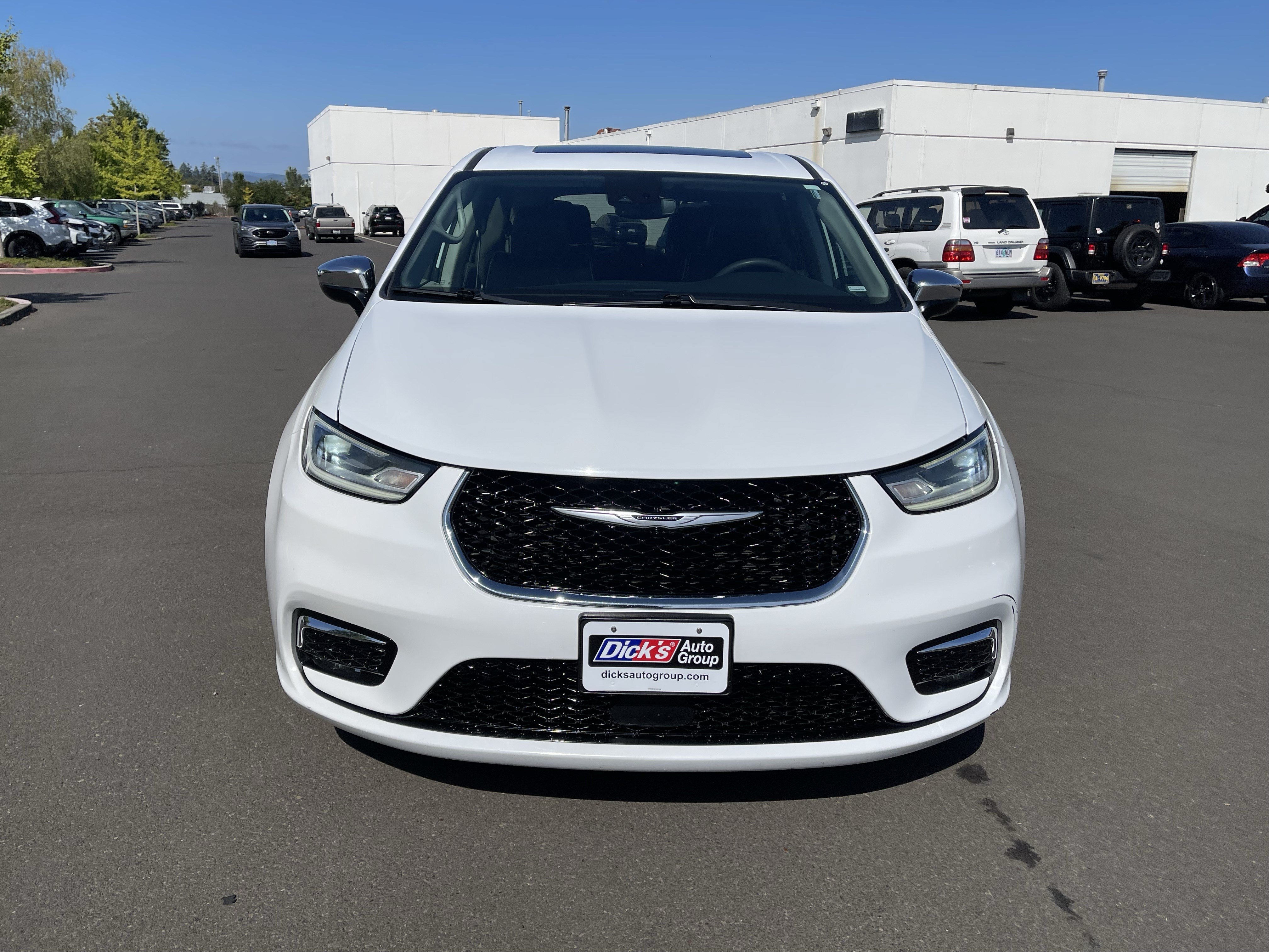 Used 2023 Chrysler Pacifica Limited FWD image 8