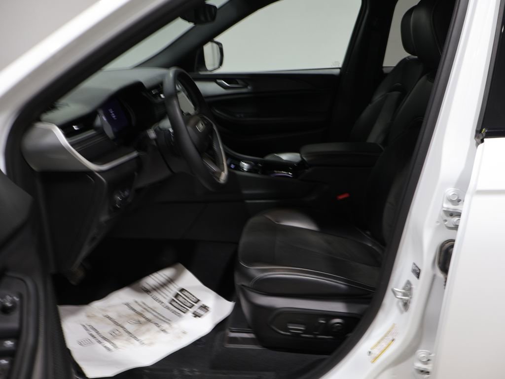 Used 2023 Jeep Grand Cherokee Altitude image 11